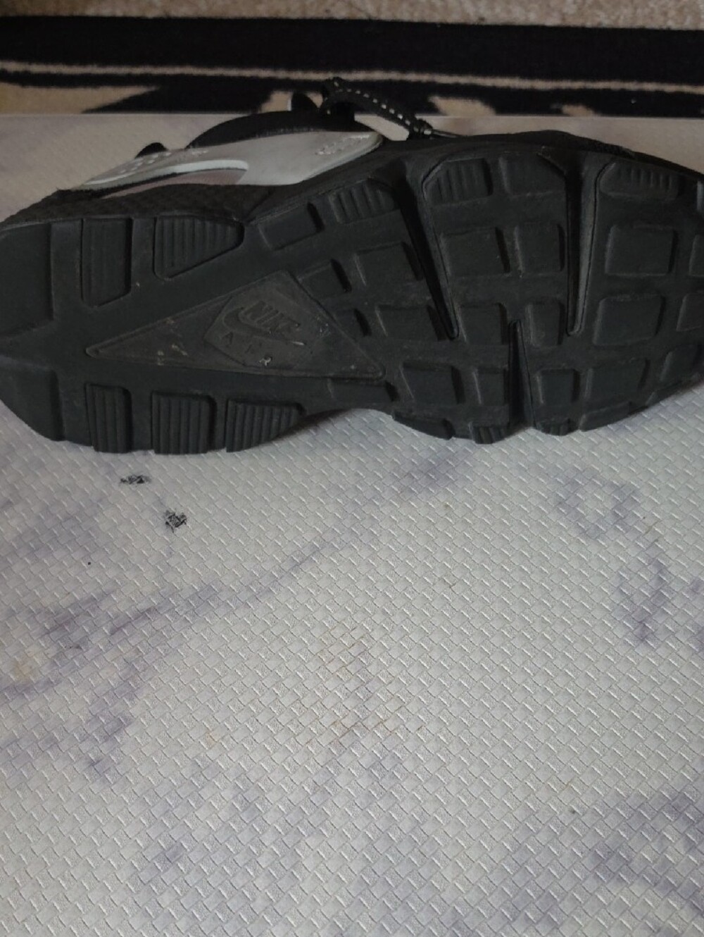 Nike Men's Black Sneakers with Grey Green Logo - Picture 4 of 4